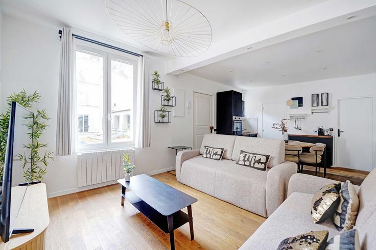 Elegant gestaltetes Wohnzimmer mit moderner Einrichtung in einer Wohnung im Building Rue d'Orsel - checkmyguest - 1350345 in 18th arrondissement, Paris