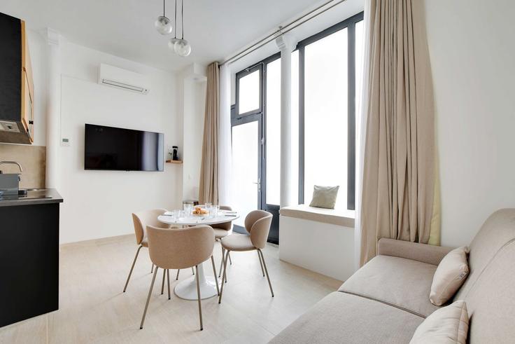 Sala de estar elegantemente projetada com móveis modernos em um apartamento no Building Rue Blomet - checkmyguest - 1349370 em 15th arrondissement, Paris