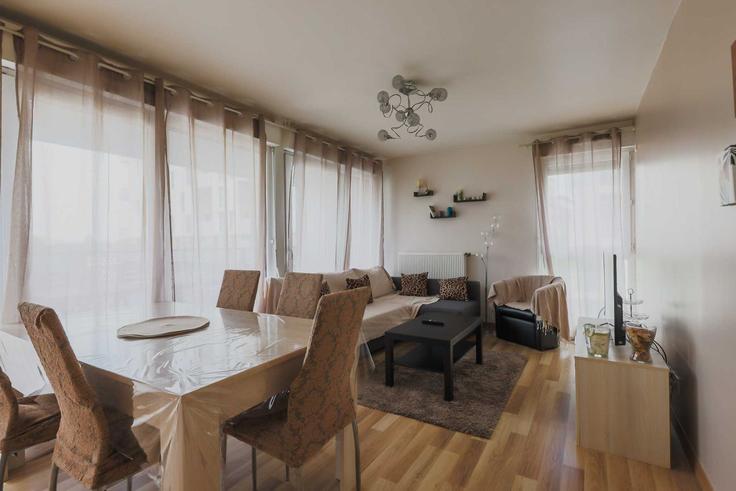 Salle de séjour élégante avec mobilier moderne dans un appartement à Building Rue de la Clef des Champs - checkmyguest - 1349257 à Saint-Ouen-sur-Seine, Saint-Ouen-sur-Seine