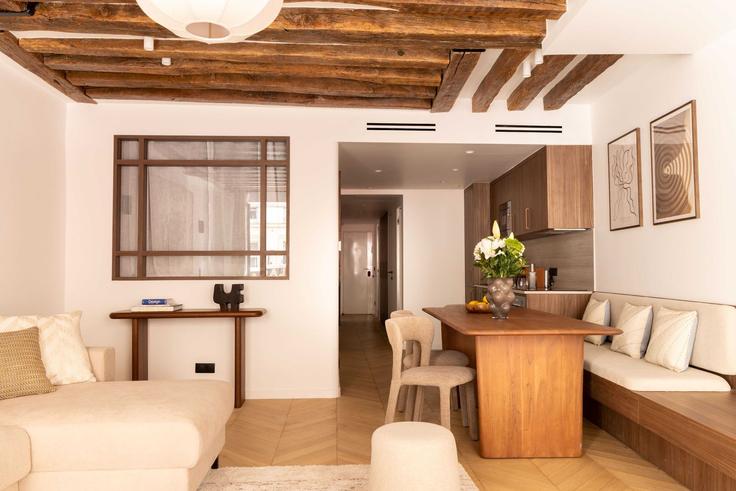 10th arrondissement, Paris에 위치한 Building Rue du Faubourg Saint-Denis - checkmyguest - 1349355 아파트의 세련된 인테리어가 돋보이는 거실