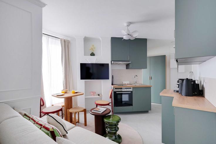 Elegant gestaltetes Wohnzimmer mit moderner Einrichtung in einer Wohnung im Building Rue Auguste Bartholdi - checkmyguest - 1349592 in 15th arrondissement, Paris Elegant gestaltetes Wohnzimmer mit moderner Einrichtung in einer Wohnung im Building Rue Auguste Bartholdi - checkmyguest - 1349592 in 15th arrondissement, Paris