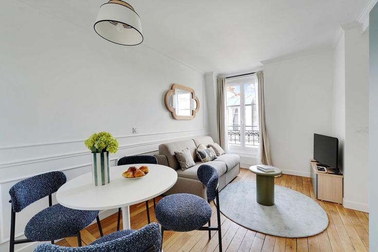 15th arrondissement, Paris 소재 Building Rue Auguste Bartholdi - checkmyguest - 1349497 유닛에 마련된, 현대적인 가구로 꾸며진 우아한 디자인의 거실 15th arrondissement, Paris 소재 Building Rue Auguste Bartholdi - checkmyguest - 1349497 유닛에 마련된, 현대적인 가구로 꾸며진 우아한 디자인의 거실