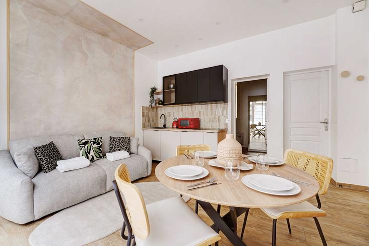 Paris 8th arrondissementのBuilding Rue de Stockholm - checkmyguest - 1349399のアパートメントにある、モダンな家具を備えたエレガントなデザインのリビングルーム