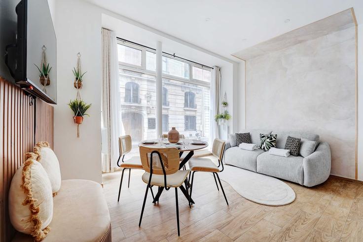 Sala de estar elegantemente projetada com móveis modernos em um apartamento no Building Rue de Stockholm - checkmyguest - 1349399 em 8th arrondissement, Paris