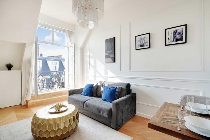 Elegante sala de estar con mobiliario moderno en un apartamento en Building Avenue des Champs-Élysées - checkmyguest - 1349239 en 8th arrondissement, Paris
