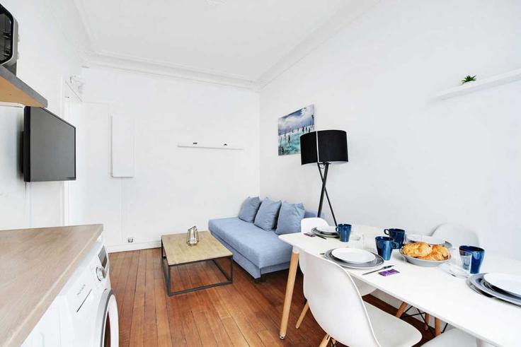 Elegante sala de estar con mobiliario moderno en un apartamento en Building Rue de Steinkerque - checkmyguest - 1350908 en 18th arrondissement, Paris