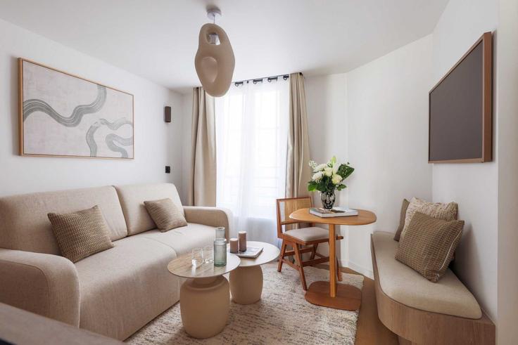 Elegant gestaltetes Wohnzimmer mit moderner Einrichtung in einer Wohnung im Building Rue Montmartre - checkmyguest - 1349233 in 2nd arrondissement, Paris