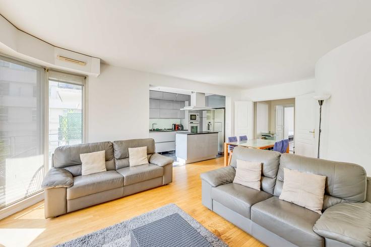 Elegante sala de estar con mobiliario moderno en un apartamento en Building Rue de la Fédération - checkmyguest - 1590323 en 15th arrondissement, Paris