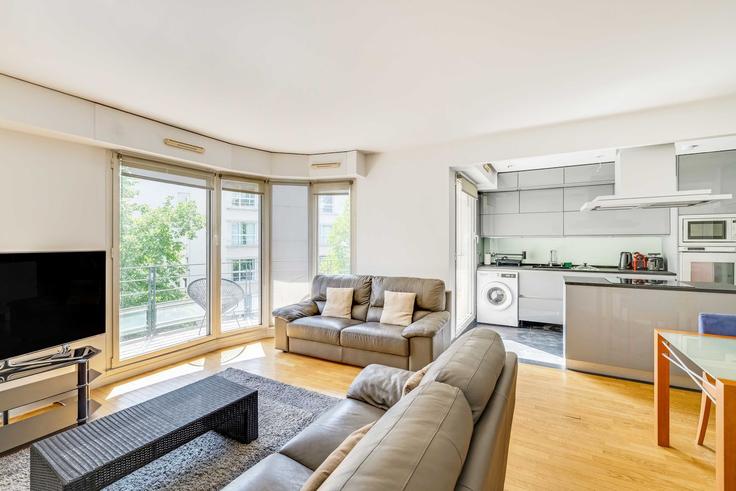 Elegant gestaltetes Wohnzimmer mit moderner Einrichtung in einer Wohnung im Building Rue de la Fédération - checkmyguest - 1590323 in 15th arrondissement, Paris Elegant gestaltetes Wohnzimmer mit moderner Einrichtung in einer Wohnung im Building Rue de la Fédération - checkmyguest - 1590323 in 15th arrondissement, Paris