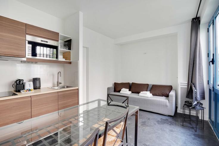Elegante sala de estar con mobiliario moderno en un apartamento en Building Rue Réaumur - checkmyguest - 1349467 en 2nd arrondissement, Paris