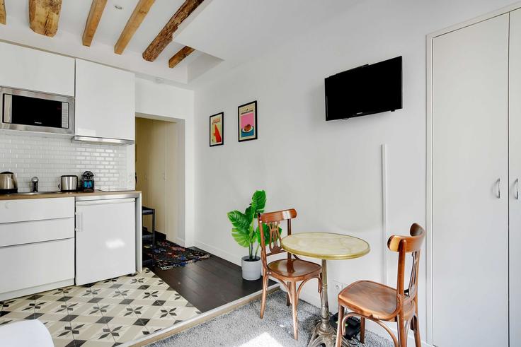 Cuisine fonctionnelle et élégante avec équipement moderne dans un appartement haut de gamme à Building Rue Aristide Bruant - checkmyguest - 1281417 - PAR dans 18th arrondissement, Paris Cuisine fonctionnelle et élégante avec équipement moderne dans un appartement haut de gamme à Building Rue Aristide Bruant - checkmyguest - 1281417 - PAR dans 18th arrondissement, Paris
