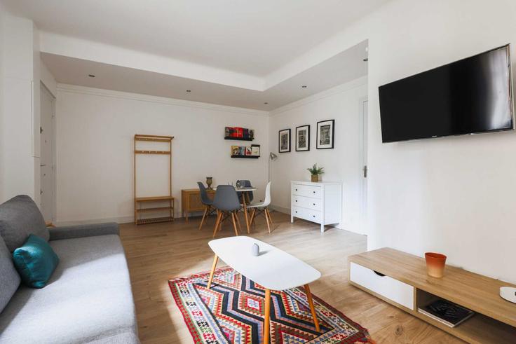 17th arrondissement, Paris에 위치한 Building Rue Emile Allez - checkmyguest - 1292595 - PAR 아파트의 세련된 인테리어가 돋보이는 거실 17th arrondissement, Paris에 위치한 Building Rue Emile Allez - checkmyguest - 1292595 - PAR 아파트의 세련된 인테리어가 돋보이는 거실
