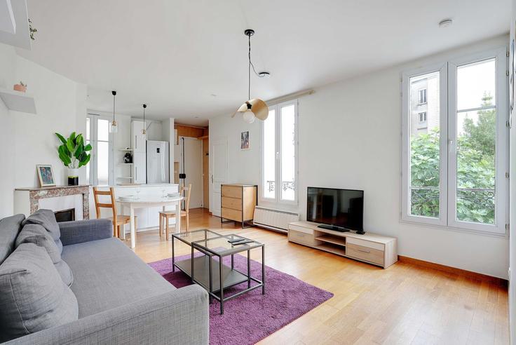 Salle de séjour élégante avec mobilier moderne dans un appartement à Building Rue Raspail - checkmyguest - 1349637 à Saint-Ouen-sur-Seine, Saint-Ouen-sur-Seine