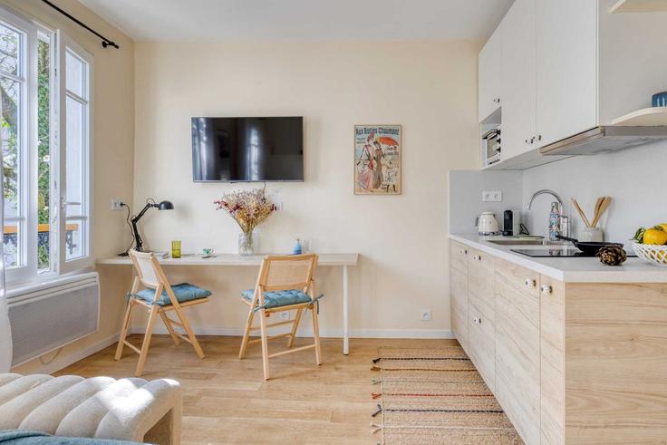 Elegant gestaltetes Wohnzimmer mit moderner Einrichtung in einer Wohnung im Building Rue du Plateau - checkmyguest - 1252890 - PAR in 19th arrondissement, Paris