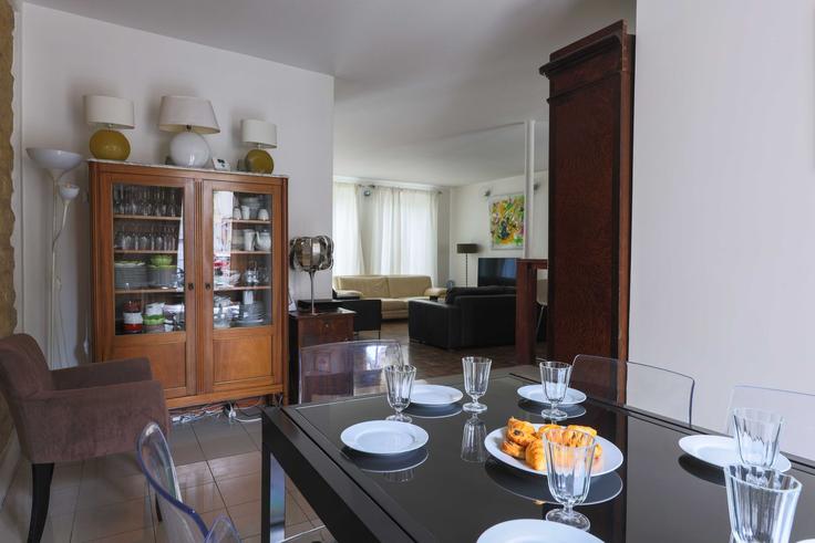 Building Rue Gambetta - checkmyguest - 1349556 adresindeki bir dairede şık sandalyeli yemek masası Le Kremlin-Bicêtre, Le Kremlin-Bicêtre