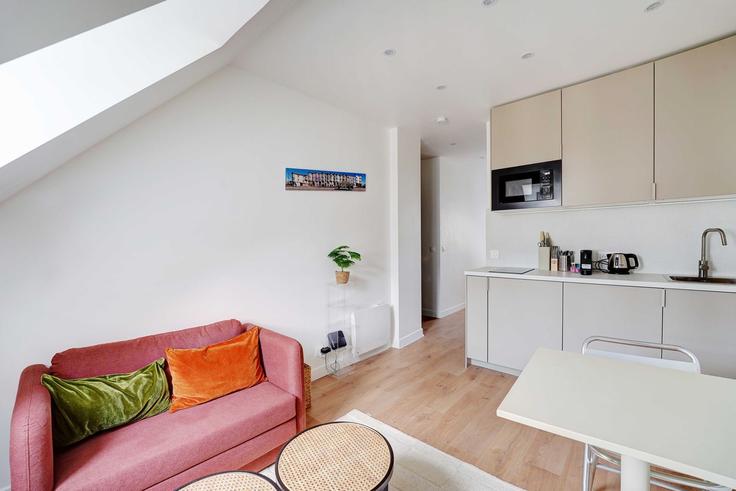Sala de estar elegantemente projetada com móveis modernos em um apartamento no Building Rue Michel Ange - checkmyguest - 1336797 em 16th arrondissement, Paris