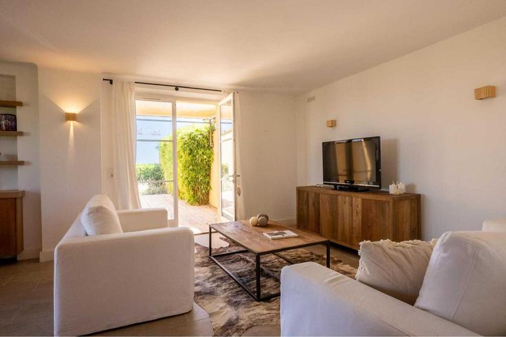Elegante sala de estar con mobiliario moderno en un apartamento en Building Impasse Bellevue - checkmyguest - 1349512 en Saint-Tropez, Saint-Tropez