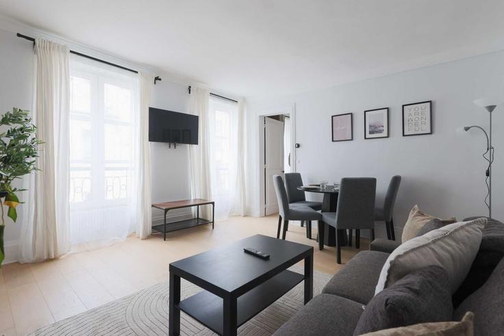 7th arrondissement, Paris에 위치한 Building Rue du Bac - checkmyguest - 1316435 아파트의 세련된 인테리어가 돋보이는 거실 7th arrondissement, Paris에 위치한 Building Rue du Bac - checkmyguest - 1316435 아파트의 세련된 인테리어가 돋보이는 거실