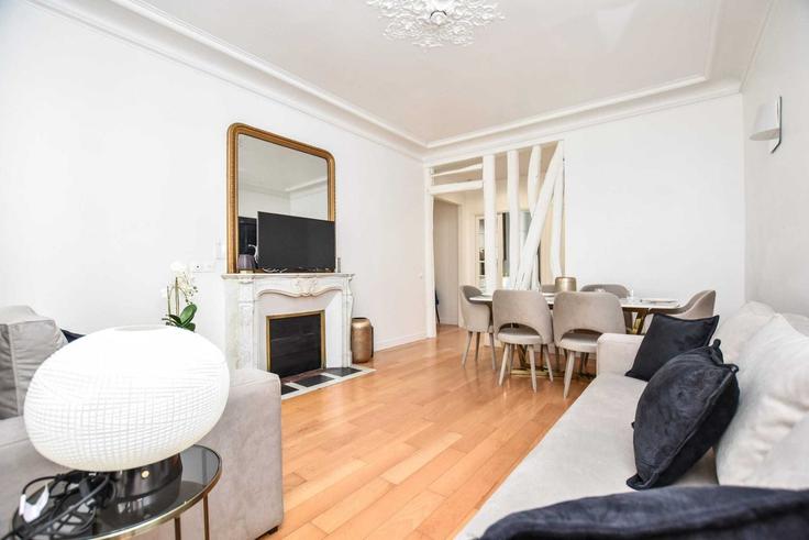 Sala de estar elegantemente projetada com móveis modernos em um apartamento no Building Rue Vernier - checkmyguest - 1349606 em 17th arrondissement, Paris