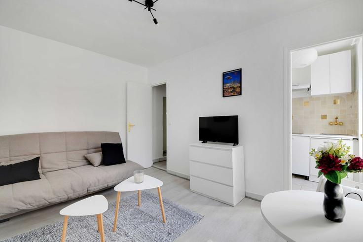 Sala de estar elegantemente projetada com móveis modernos em um apartamento no Building Passage Basfroi - checkmyguest - 1271258 - PAR em 11th arrondissement, Paris
