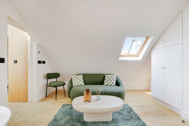 Paris 8th arrondissementのBuilding Rue Saint-Lazare - checkmyguest - 1350432のアパートメントにある、モダンな家具を備えたエレガントなデザインのリビングルーム