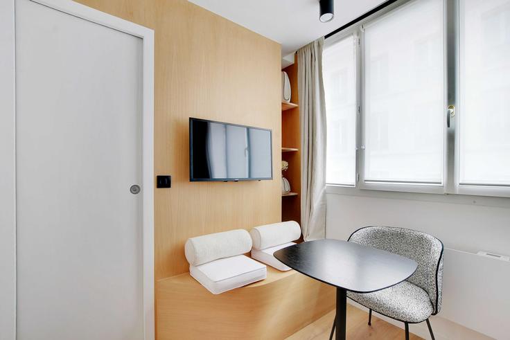 Salle de séjour élégante avec mobilier moderne dans un appartement à Building Rue Jean-Pierre Timbaud - checkmyguest - 1349977 à 11th arrondissement, Paris Salle de séjour élégante avec mobilier moderne dans un appartement à Building Rue Jean-Pierre Timbaud - checkmyguest - 1349977 à 11th arrondissement, Paris