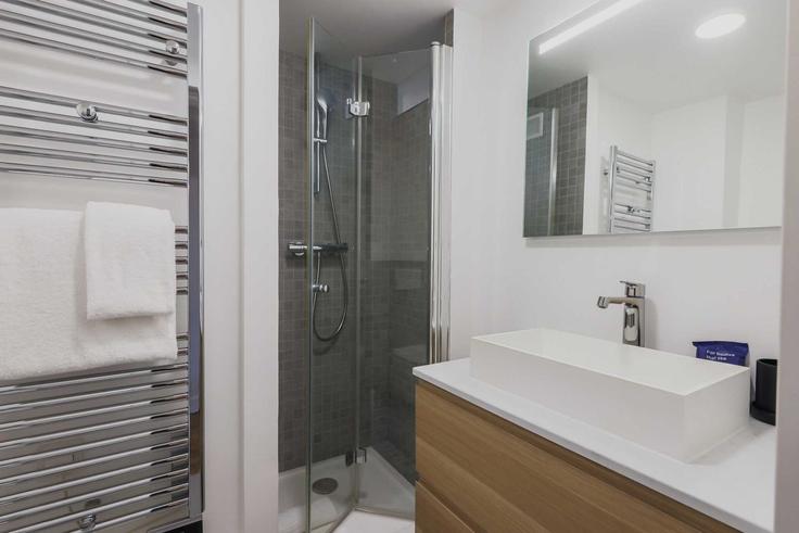 3rd arrondissement, Paris의 Building Rue Vieille du Temple - checkmyguest - 1316438에 위치한 세련되고 감각적으로 디자인된 욕실 3rd arrondissement, Paris의 Building Rue Vieille du Temple - checkmyguest - 1316438에 위치한 세련되고 감각적으로 디자인된 욕실