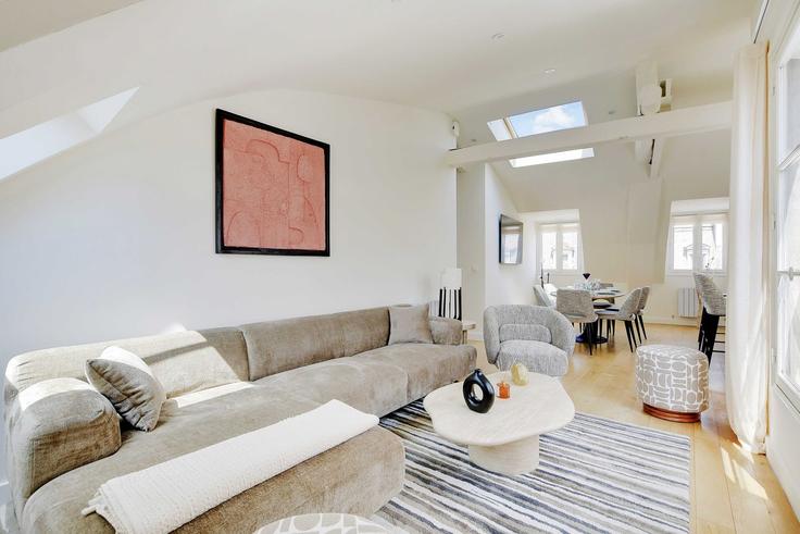 Sala de estar elegantemente projetada com móveis modernos em um apartamento no Building Rue Saint-Lazare - checkmyguest - 1350381 em 8th arrondissement, Paris