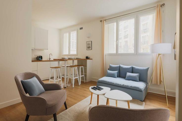 Salle de séjour élégante avec mobilier moderne dans un appartement à Building Rue Desnouettes - checkmyguest - 1316434 à 15th arrondissement, Paris