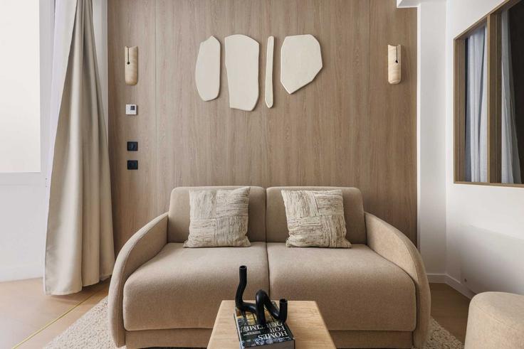 Elegante sala de estar con mobiliario moderno en un apartamento en Building Avenue Kléber - checkmyguest - 1350078 en 16th arrondissement, Paris Elegante sala de estar con mobiliario moderno en un apartamento en Building Avenue Kléber - checkmyguest - 1350078 en 16th arrondissement, Paris