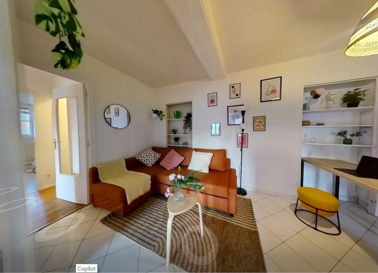 Elegant gestaltetes Wohnzimmer mit moderner Einrichtung in einer Wohnung im Building Rue des Remparts d'Ainay - checkmyguest - 1349657 in 2nd arrondissement, Lyon