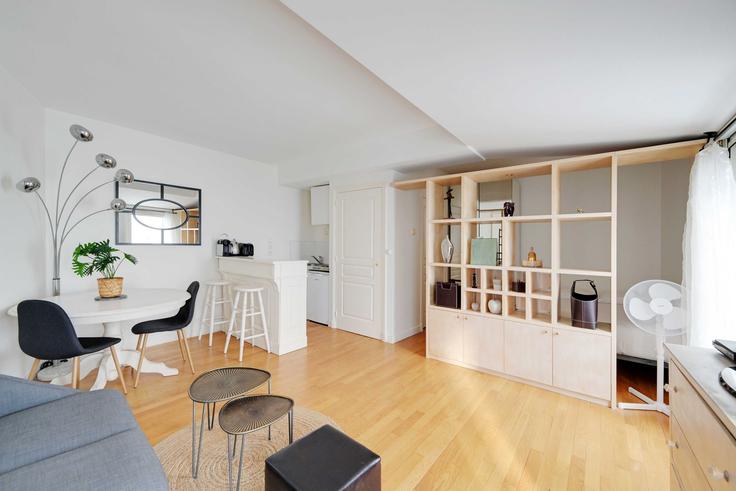 Sala de estar elegantemente projetada com móveis modernos em um apartamento no Building Boulevard Malesherbes - checkmyguest - 1271260 - PAR em 8th arrondissement, Paris