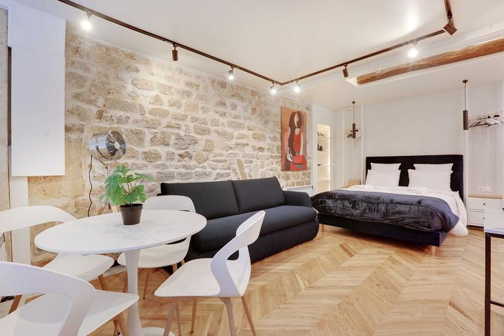 Sala de estar elegantemente projetada com móveis modernos em um apartamento no Building Rue des Abbesses - checkmyguest - 1349493 em 18th arrondissement, Paris