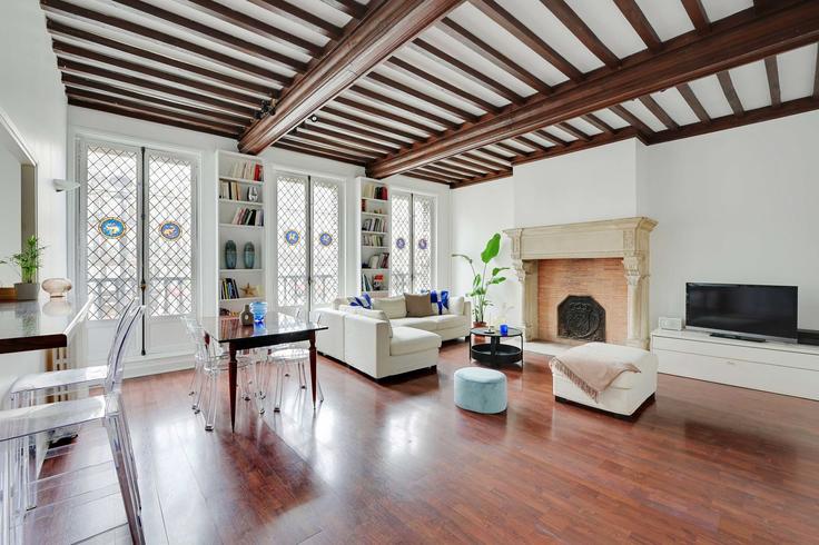 Sala de estar elegantemente projetada com móveis modernos em um apartamento no Building Boulevard Beaumarchais - checkmyguest - 1350081 em 3rd arrondissement, Paris