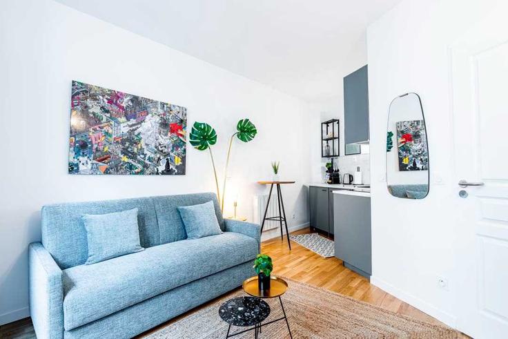 Elegant gestaltetes Wohnzimmer mit moderner Einrichtung in einer Wohnung im Building Rue Commines - checkmyguest - 1349659 in 3rd arrondissement, Paris