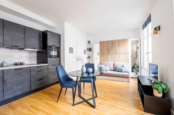 Elegant gestaltetes Wohnzimmer mit moderner Einrichtung in einer Wohnung im Building Rue Commines - checkmyguest - 1349945 in 3rd arrondissement, Paris