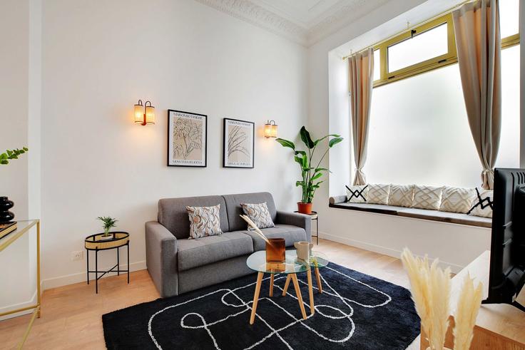 Sala de estar elegantemente projetada com móveis modernos em um apartamento no Building Rue de Dantzig - checkmyguest - 1349671 em 15th arrondissement, Paris