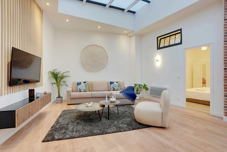 Sala de estar elegantemente projetada com móveis modernos em um apartamento no Building Rue de Dantzig - checkmyguest - 1350177 em 15th arrondissement, Paris