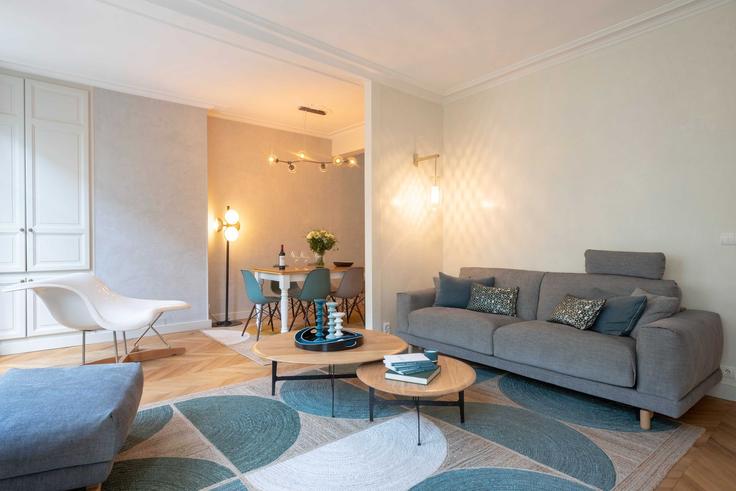 Elegante sala de estar con mobiliario moderno en un apartamento en Building Place du Marché Saint-Honoré - checkmyguest - 1349552 en 1st arrondissement, Paris