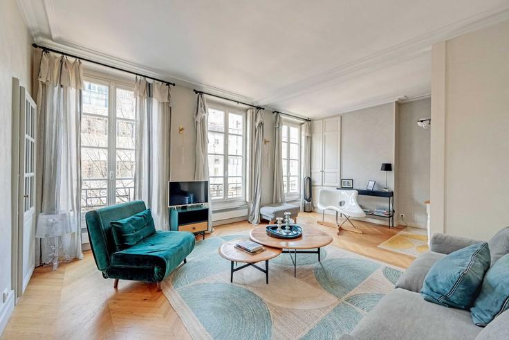 Salle de séjour élégante avec mobilier moderne dans un appartement à Building Place du Marché Saint-Honoré - checkmyguest - 1349552 à 1st arrondissement, Paris
