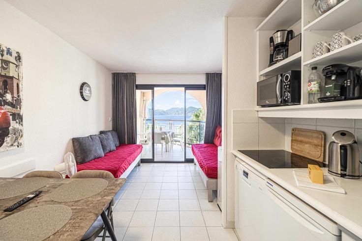 Sala de estar elegantemente projetada com móveis modernos em um apartamento no Building Rue de la Verrerie - checkmyguest - 1349990 em Cannes, Cannes
