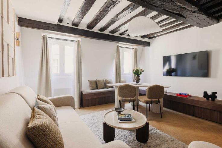 Building Rue Xavier Privas - checkmyguest - 1350091 adresindeki bir dairede modern mobilyalarla zarif bir şekilde tasarlanmış oturma odası 5th arrondissement, Paris