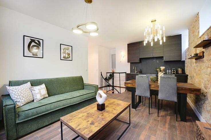 Salle de séjour élégante avec mobilier moderne dans un appartement à Building Rue Broca - checkmyguest - 1349800 à 13th arrondissement, Paris