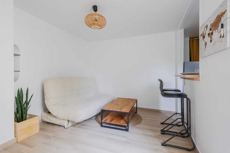 Elegant gestaltetes Wohnzimmer mit moderner Einrichtung in einer Wohnung im Building Rue Des Trois Couronnes - checkmyguest - 1316430 in 11th arrondissement, Paris Elegant gestaltetes Wohnzimmer mit moderner Einrichtung in einer Wohnung im Building Rue Des Trois Couronnes - checkmyguest - 1316430 in 11th arrondissement, Paris