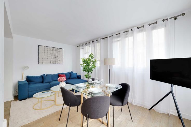 Elegante sala de estar con mobiliario moderno en un apartamento en Building Avenue Kléber - checkmyguest - 1349598 en 16th arrondissement, Paris