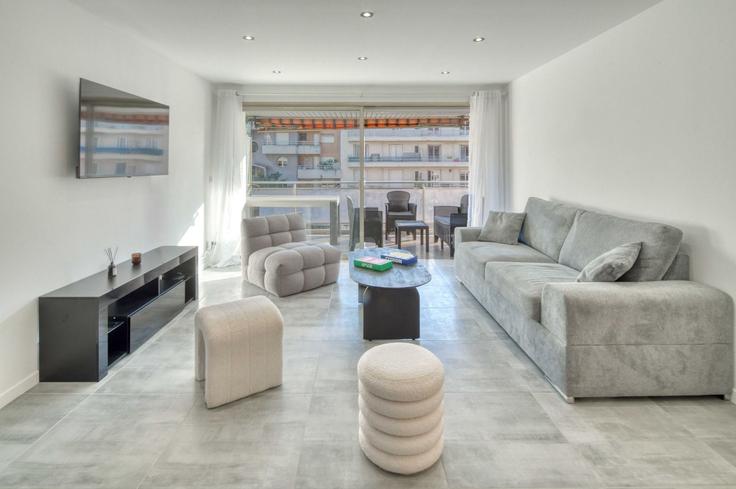 Antibes AntibesのBuilding Boulevard Raymond Poincaré - checkmyguest - 1327684のアパートメントにある、モダンな家具を備えたエレガントなデザインのリビングルーム Antibes AntibesのBuilding Boulevard Raymond Poincaré - checkmyguest - 1327684のアパートメントにある、モダンな家具を備えたエレガントなデザインのリビングルーム