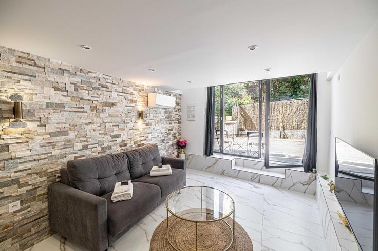 Salle de séjour élégante avec mobilier moderne dans un appartement à Building Rue Pierre Graglia - checkmyguest - 1349890 à Cannes, Cannes Salle de séjour élégante avec mobilier moderne dans un appartement à Building Rue Pierre Graglia - checkmyguest - 1349890 à Cannes, Cannes