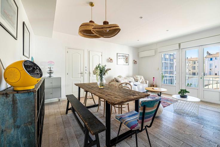 Salle de séjour élégante avec mobilier moderne dans un appartement à Building Boulevard de Lorraine - checkmyguest - 1350300 à Cannes, Cannes