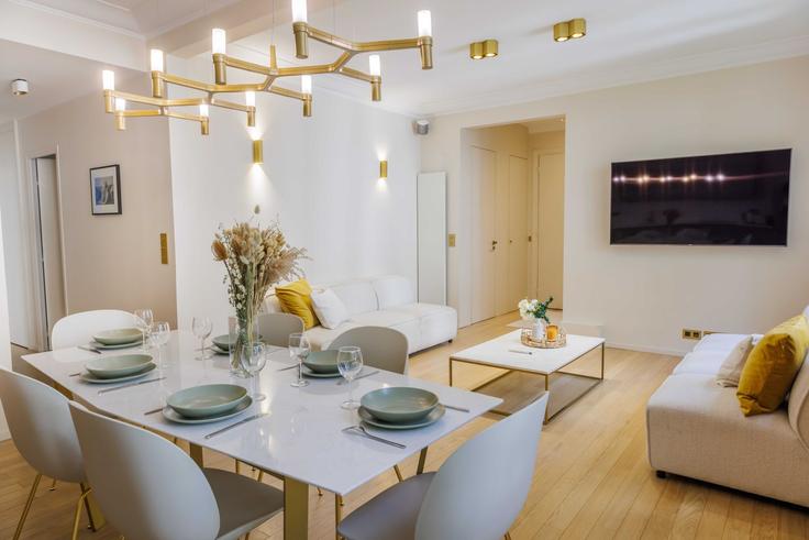 Elegante sala de estar con mobiliario moderno en un apartamento en Building Rue Scheffer - checkmyguest - 1316440 en 16th arrondissement, Paris