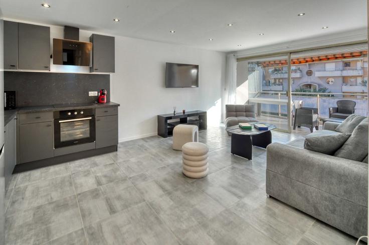 Sala de estar elegantemente projetada com móveis modernos em um apartamento no Building Boulevard Raymond Poincaré - checkmyguest - 1349954 em Antibes, Antibes